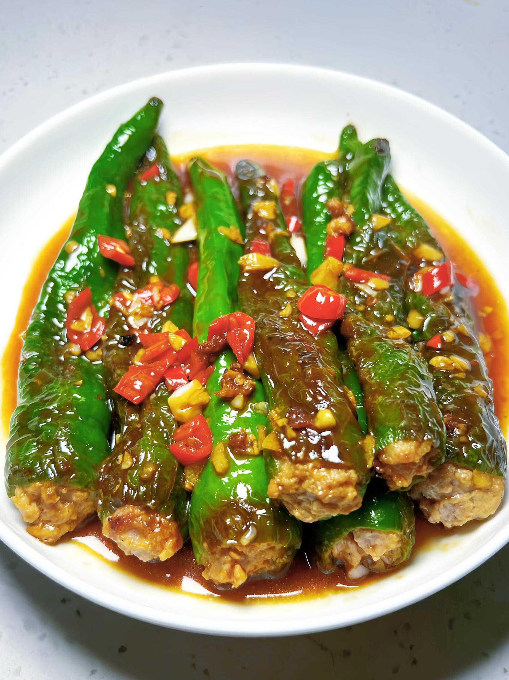 青椒酿肉！虎皮焦香+爆汁肉馅，一口封神
家人们听我一句劝，一定要试试这道青椒酿肉