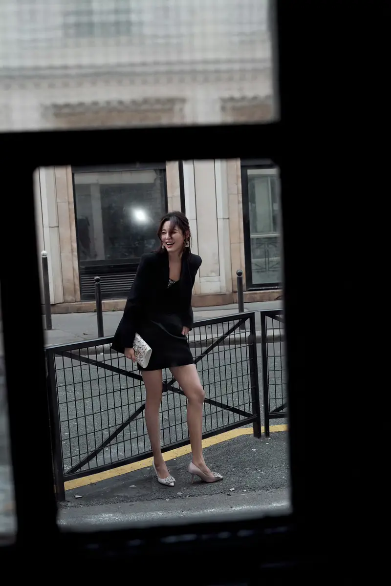 辛芷蕾穿黑西装漫步巴黎街头 美腿纤细曲线曼妙