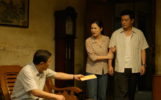 公公三套房全给了大伯，我老公笑着不吭声，五年后他从书房搬出那个红木盒子，大伯当场腿软了