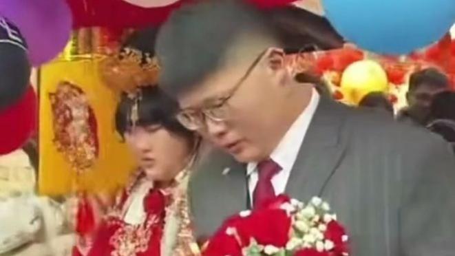 农民歌手大衣哥又完成了一桩心事