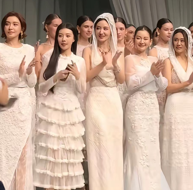 那么漂亮的刘芸输得这么彻底
完全就像是一个土妞。不要看简单的白色，真的很挑人，皮