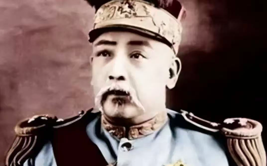 袁世凯被儿子怂恿铁了心要称帝，御用风水师连夜前往劝告：龙气未稳必遭反噬！