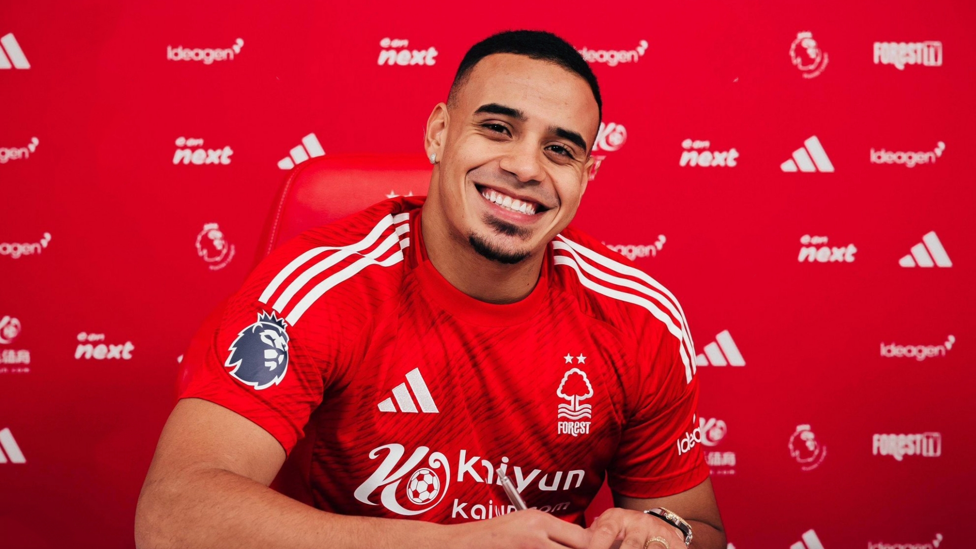 利物浦有意今夏报价8000万欧引进23岁的森林中卫穆里略。
森林要价预计在800