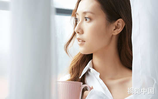 竹马嫌弃我脸上长了块白斑，转身娶了我妹，大婚过后他却后悔了