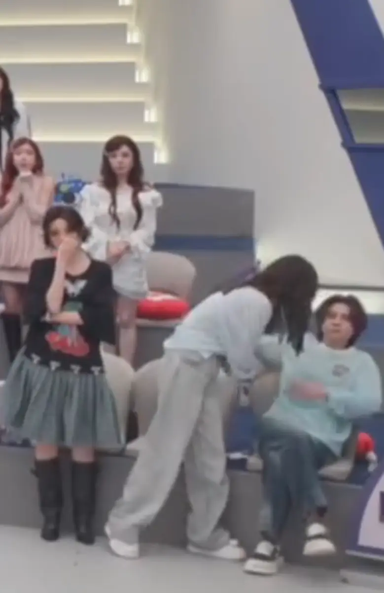 李小冉拉王濛起来被甩开！王濛疑似因《浪姐》赛制不公当场“挂脸”