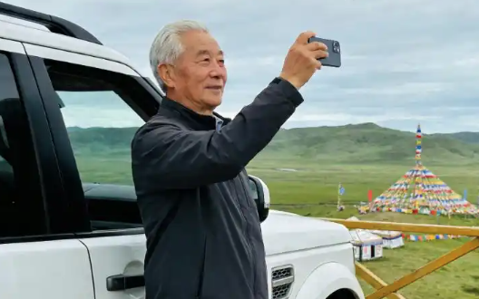 57岁男子退休后自驾游被狼群包围，头狼竟是失踪8年的警犬，他却大喊一声：归队！接下来一幕让人们傻眼了