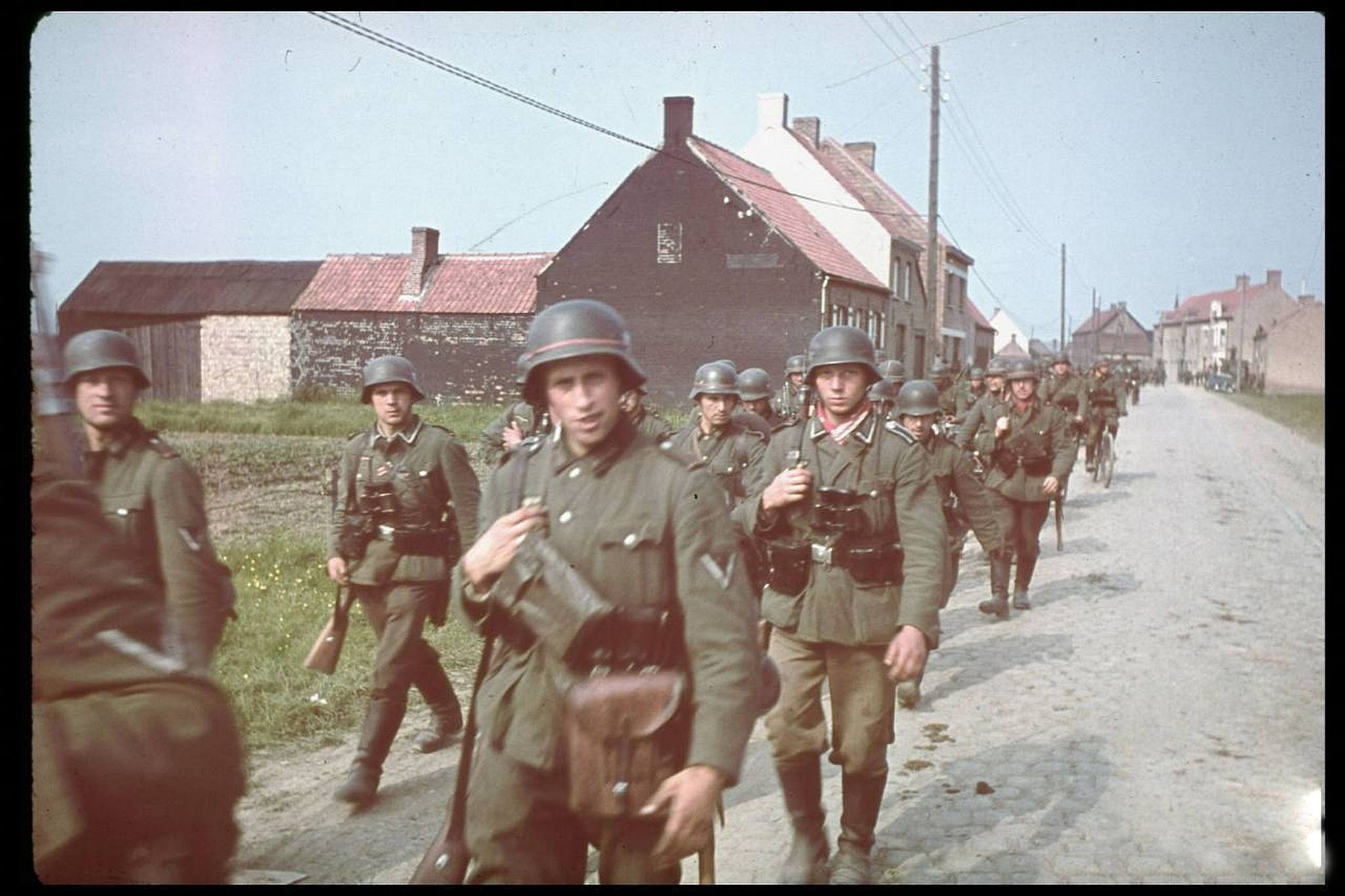 1940 年，占领比利时的德军。