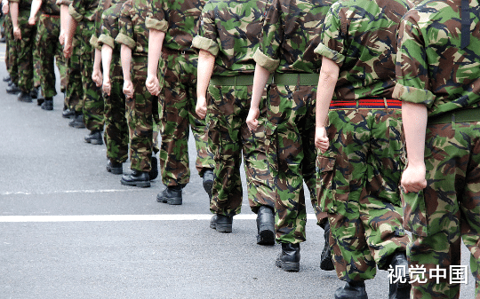 三年前我在安澜市军分区当参谋，市委赵书记要求配合他搞阅兵，我拒绝后引发了军政双方的对峙