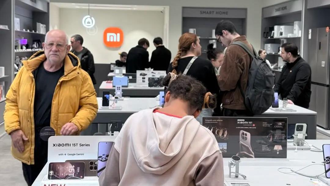 除了泡泡玛特和茅台，他们的行李箱还塞满了这些