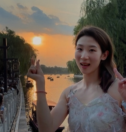 北京女篮球员李一凡晒出个人美照，她配文写道：“‘橘子糖味’日落。”
李一凡的颜值
