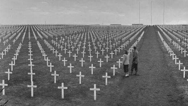 他曾在法国浴血奋战  战后牵着新娘重回战场