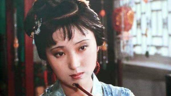 陌生男女第一次见面都看什么地方？看衣物还是看脸蛋？林黛玉和贾宝玉初见给出了答案