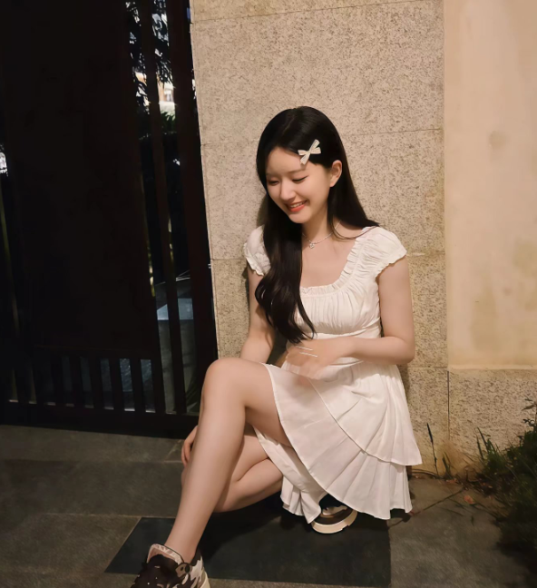 镜头掠过衣摆，色彩在视觉里生长