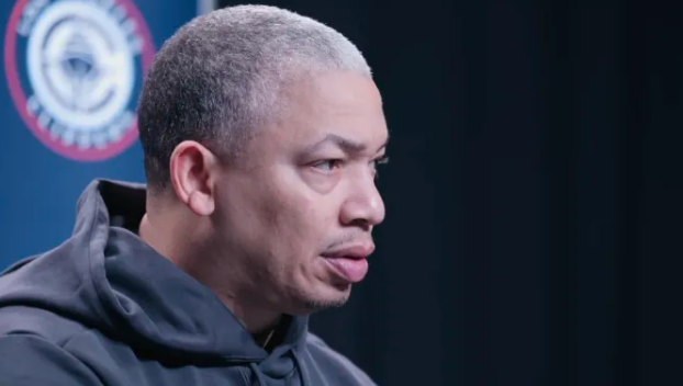 快船主帅泰伦-卢在采访中谈到达里厄斯-加兰的进攻选择：

“他只是没投进。”
