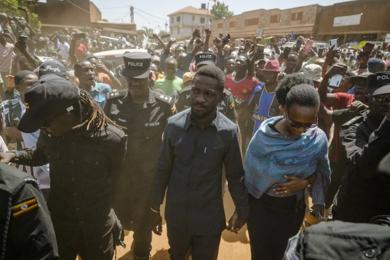 乌干达老总统赢得连任，反对派领袖下落不明