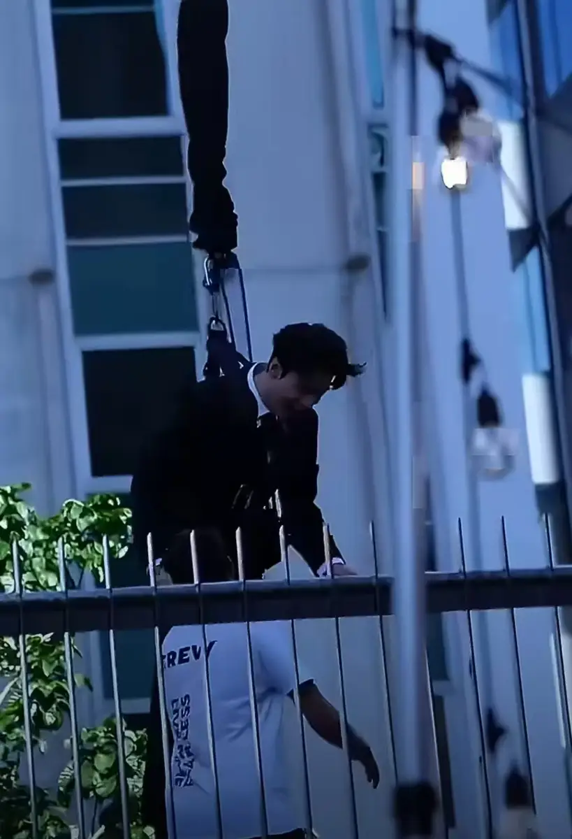 龚俊穿黑西装蹦极又A又飒 笑意盈盈少年感十足