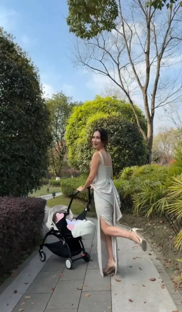 韩庚妻子卢靖姗晒溜娃照 二胎儿子躺在婴儿车里乖巧可爱