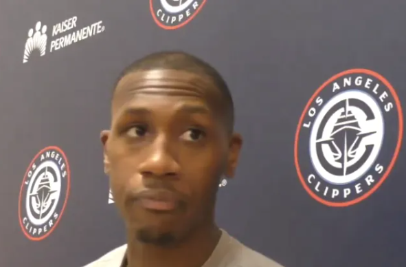 快船球员克里斯-邓恩接受了记者采访。
记者：和加兰一起训练是什么感觉？等他复出后