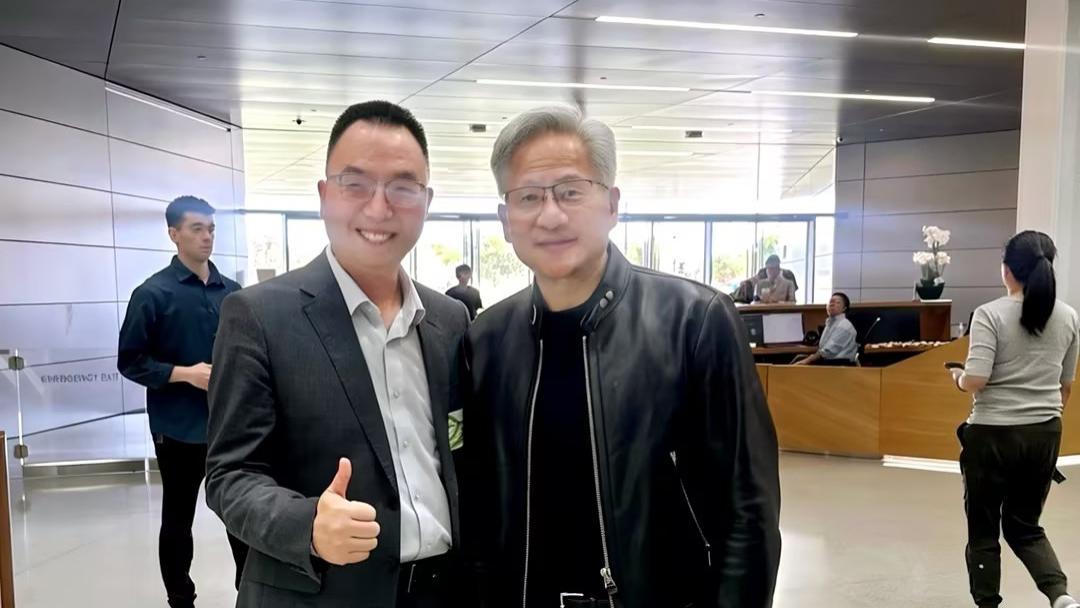 图为科技CEO苏世鹏受邀出席NVIDIA GTC 2026大会，与英伟达CEO黄仁勋合影留念！