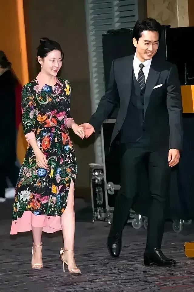 这一对韩国娱乐圈的男女，至今看起来仍不怎么显老。 
男的还是那么英俊，女的还是那