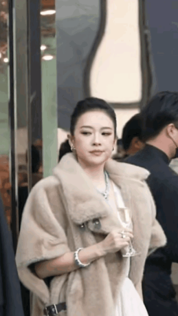 章子怡喜怒哀乐都在脸上，不知道是她不愿意掩饰还是不会掩饰。
一个公众人物，时时刻