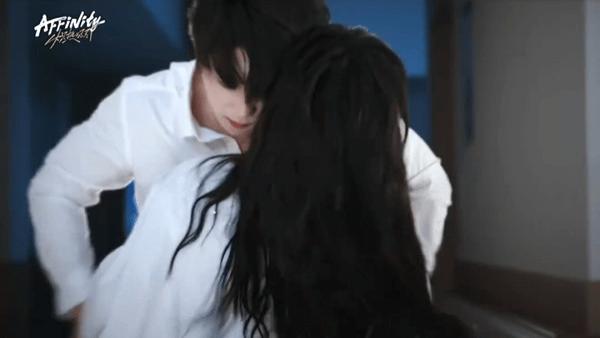 建议深夜躲被窝看！全网都在搜的“哨向”设定到底多带劲？看完脸红心跳停不下来！