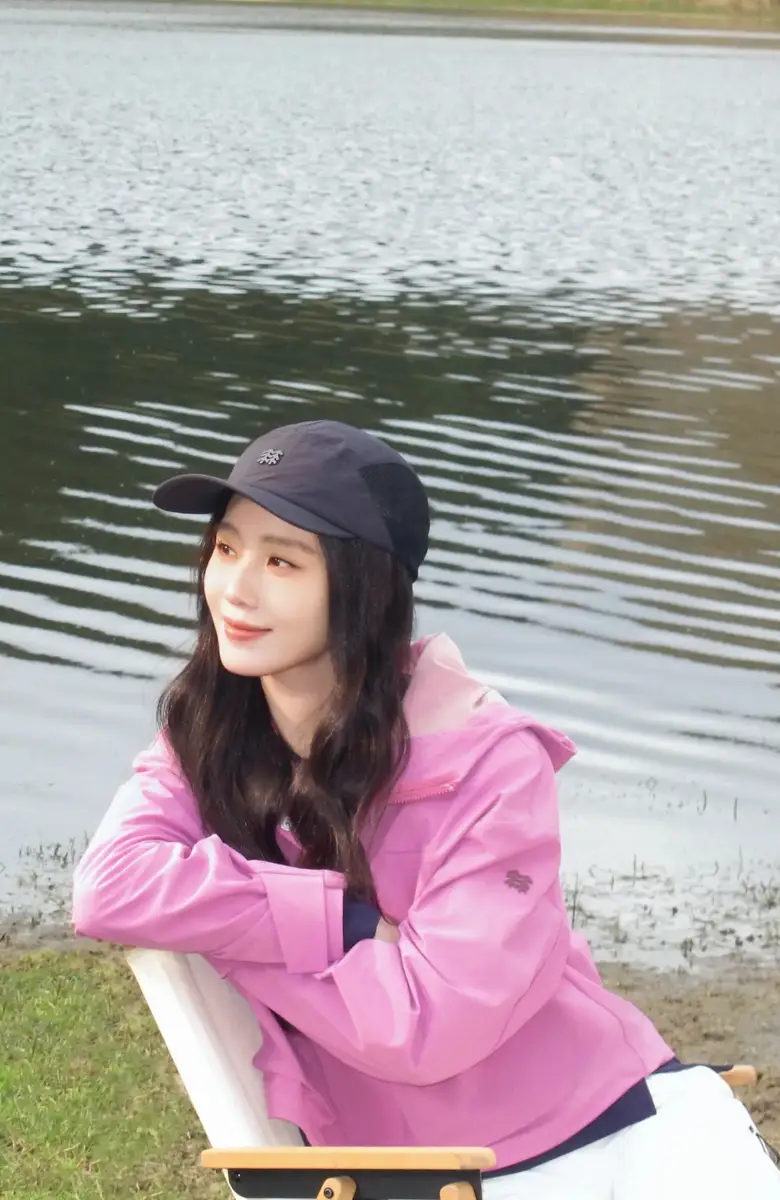 刘诗诗穿粉冲锋衣搭棒球帽元气松弛 湖畔露营惬意又自在