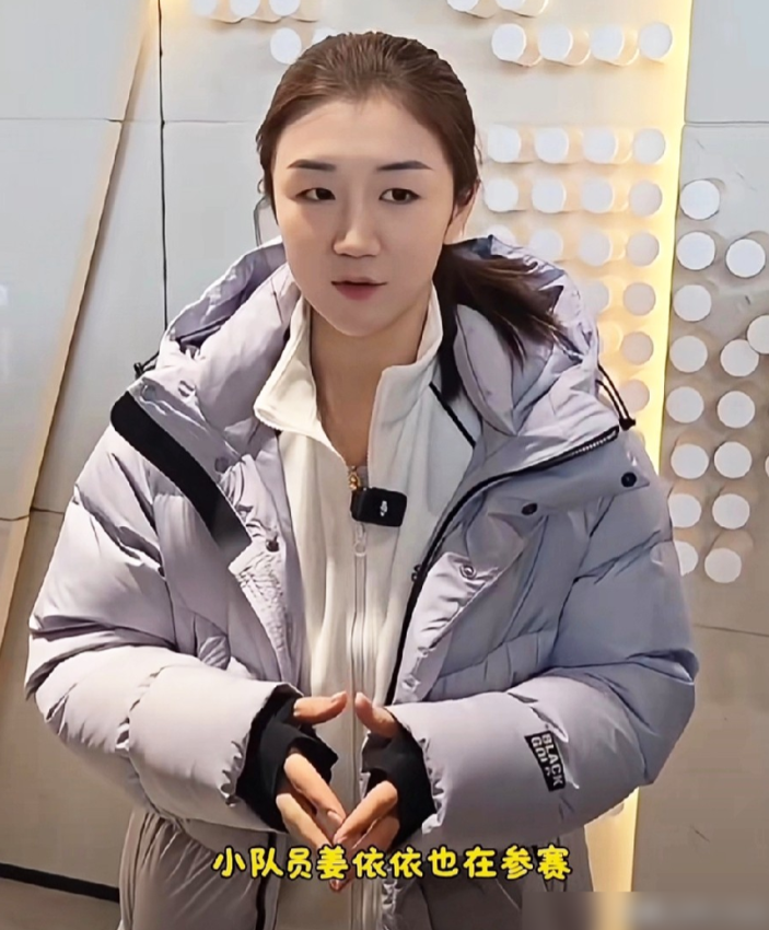 凌晨4点，奥运冠军陈梦在球馆捡球。

都以为奥运冠军办学，就是挂个名。没想到，她