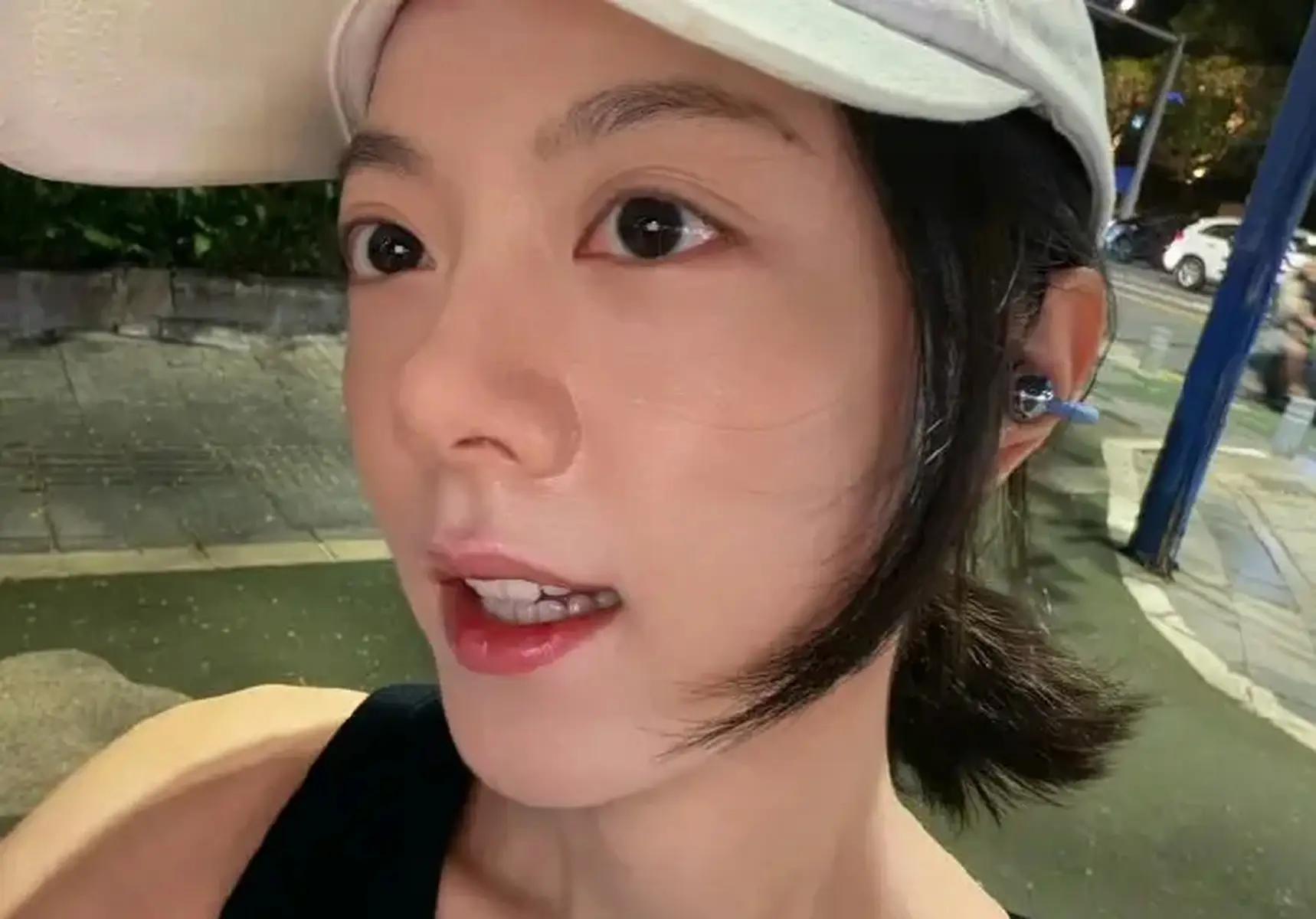 赵今麦晒夜晚骑行照身材纤细，素颜满脸胶原蛋白
