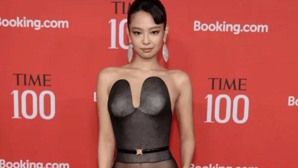Jennie出席《时代》百大影响力人物晚宴，红毯亮相后登顶全球热搜