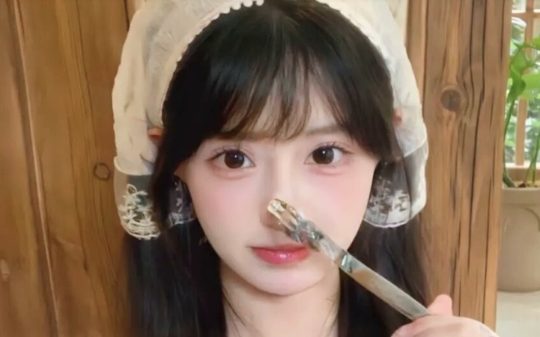 我打暑假工摇奶茶追男神，他的贫困生小青梅偷改我百万游戏账号实名，男神要委身我替她求原谅