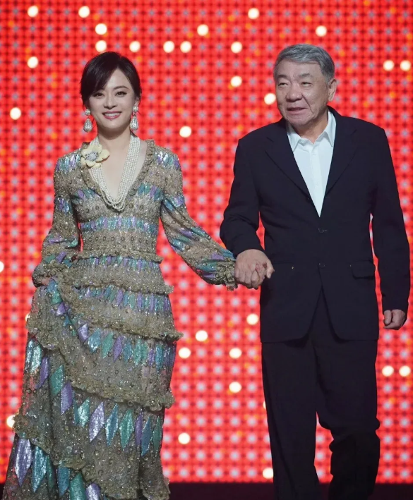 孙俪的稳稳在她不贪不躁不飘
她红了这么多年，从来没有把自己当成高高在上的明星，始