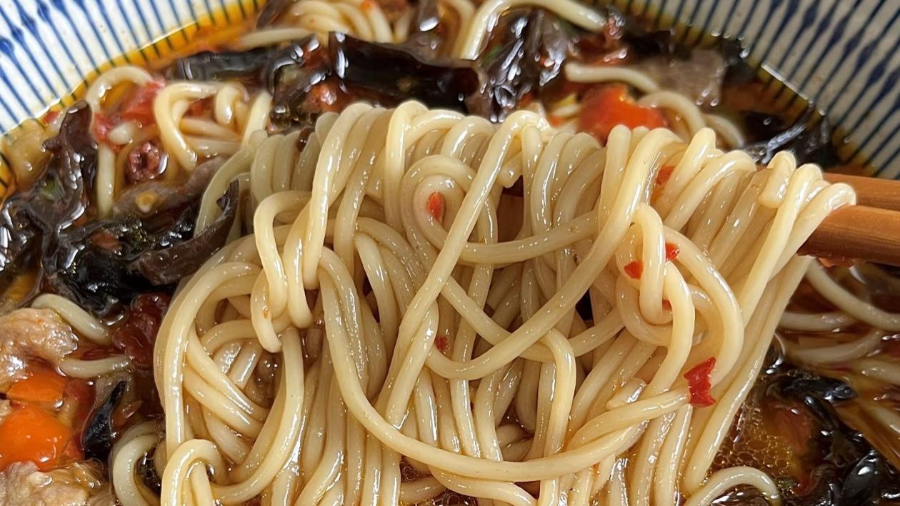 我妈尝了一口，让我原地开店！这碗木耳肉丝面，给肉都不换🍜