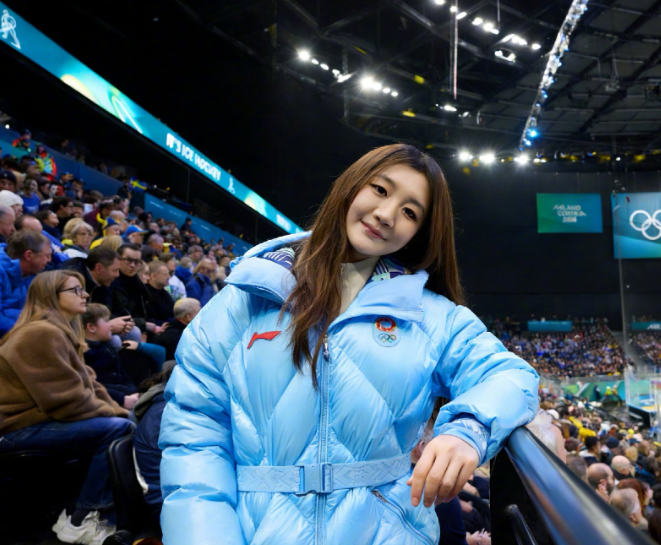 陈梦看冰球比赛并拍摄出一组时尚大片，别说羽绒服也能穿出温柔的气质。陈梦不愧是长了