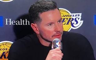 NBA常规赛，湖人客场对阵篮网的比赛已经结束，湖人大胜篮网。
赛后，湖人主教练J