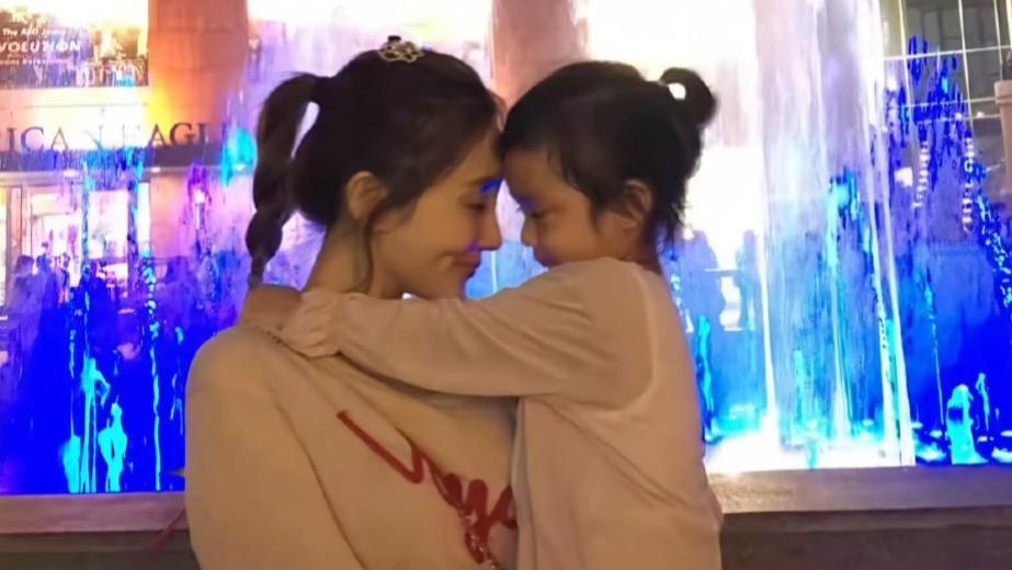 甜馨晒全家福回应争议：我有个幸福家庭怎么了