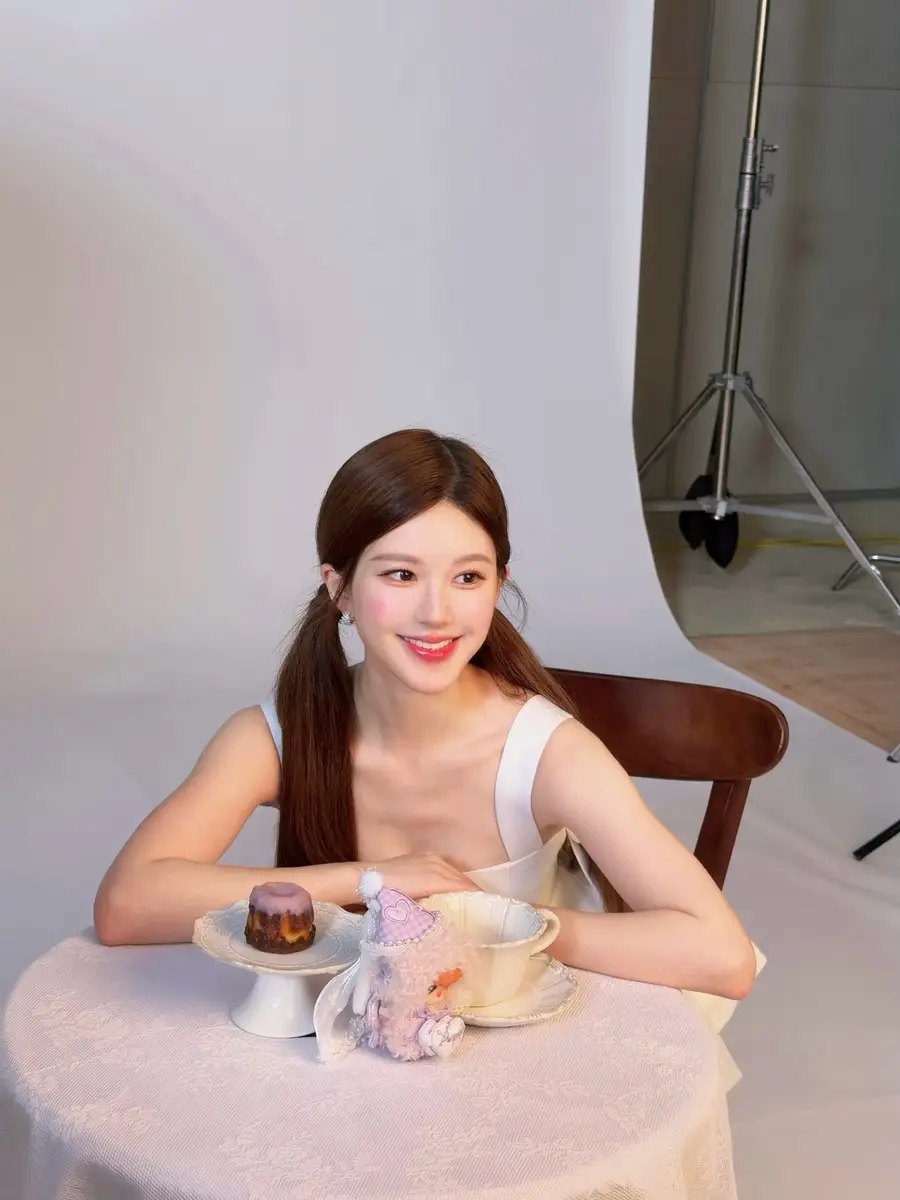 赵露思穿白色连衣裙清纯元气 俏皮wink生命力满满