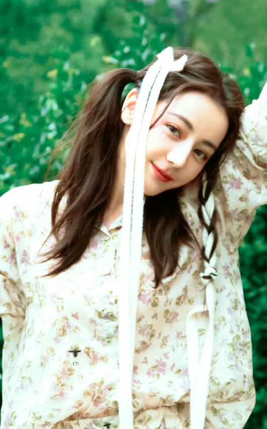 吃瓜群众表示：热巴的美貌比瓜还甜