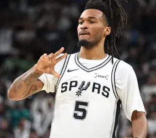 马刺和开拓者的系列赛G1进行到了第四节。
马刺后卫卡斯尔季后赛首秀表现抢眼，目前