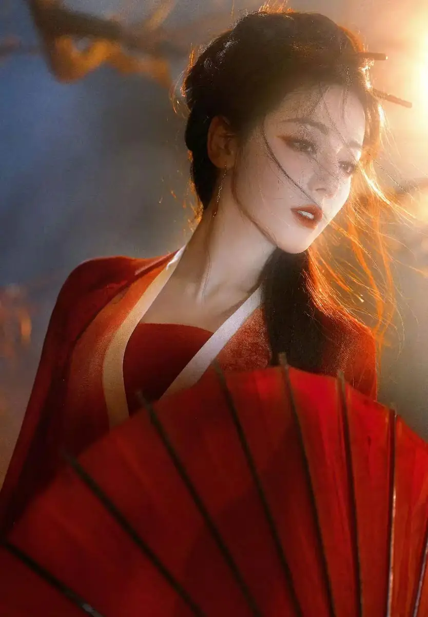 迪丽热巴一袭红衣提灯持伞 妆容更显凄艳魅惑