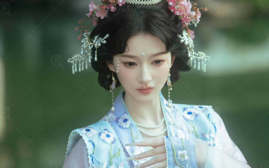 王爷喜爱细腰。 小姐定亲后便不吃不喝，用参汤吊着一口气。 但减肥效果不佳。于是她在全府里搜罗最胖的丫