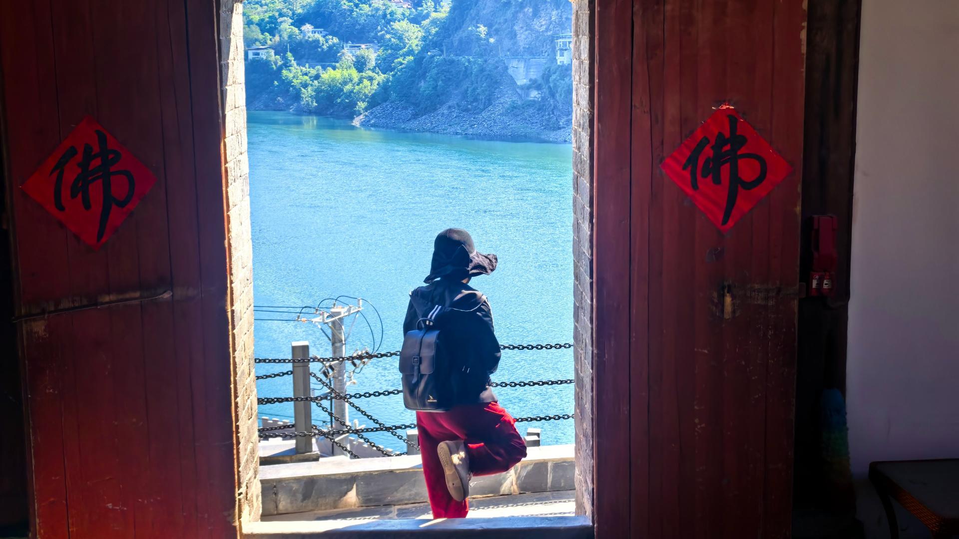从陕南隐秘小镇到4A级免费景区，它被商业化后，还有原生态景观吗
