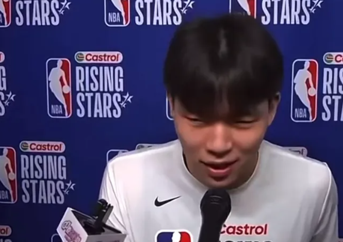 中国球员杨瀚森参加了全明星周末的新秀挑战赛。
赛后接受媒体群访时，有一位记者提问