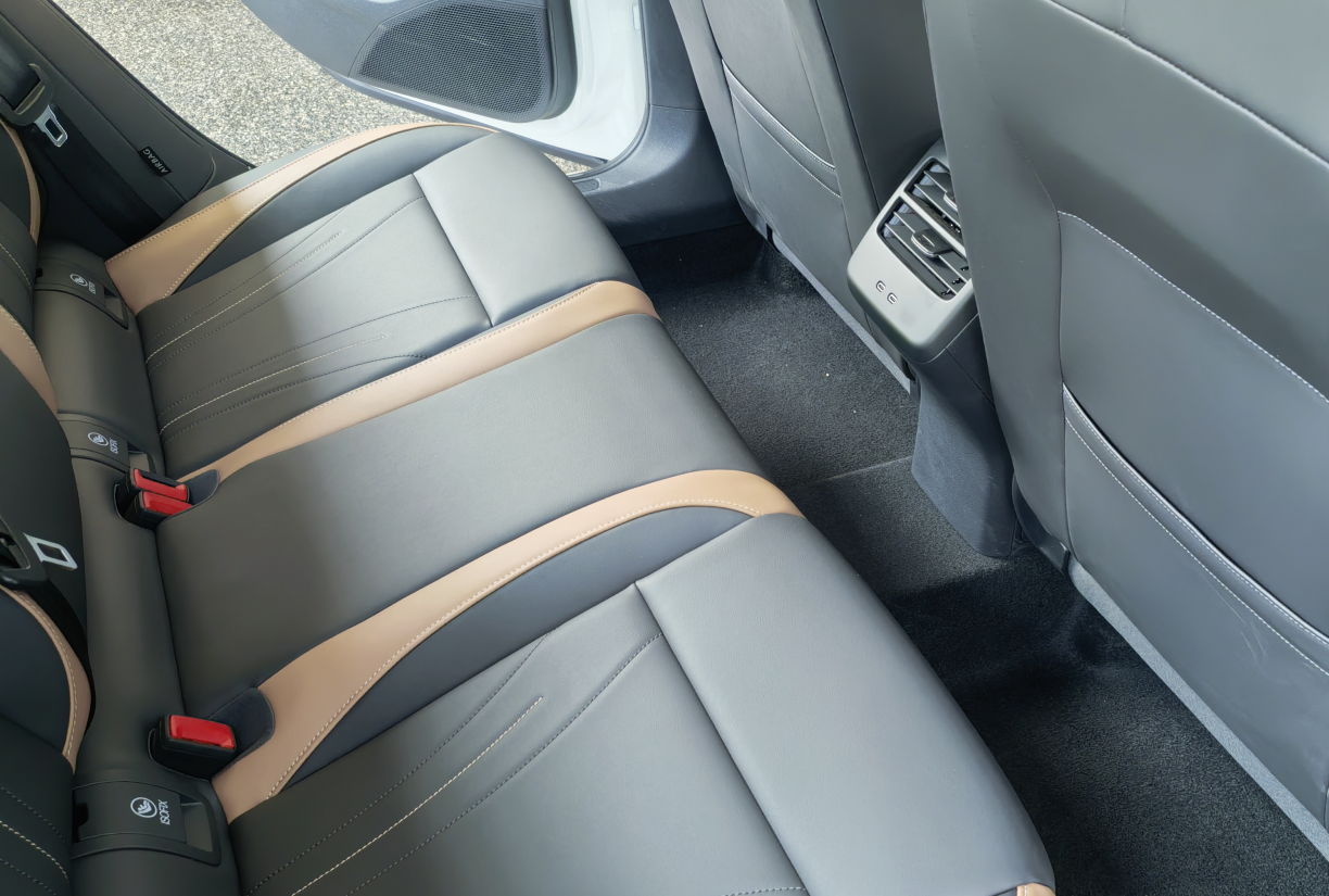 全新速腾S以溜背造型铺陈动感轮廓，车顶弧线自A柱顺势延伸，微翘鸭尾在光影中勾勒轻