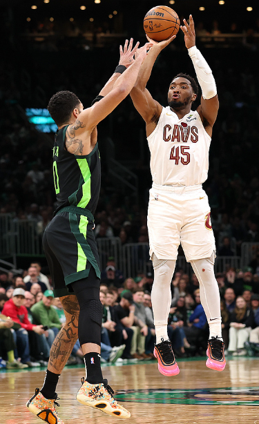 阿特金森的表现很差，米切尔也很差。哈登的表现真的让人很失望。
哈登整场十几次出手