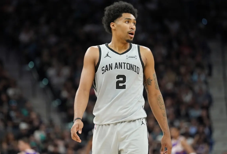 看看别的球队的年轻人，再看看火箭队的年轻人。
没有文班亚马，马刺队在一度落后15