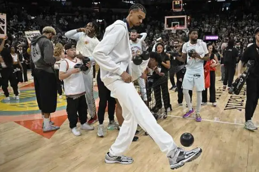 讨论，马刺要不要全力拼掘金，还是轮休？
掘金最后一场打马刺，掘金肯定玩命，而且马