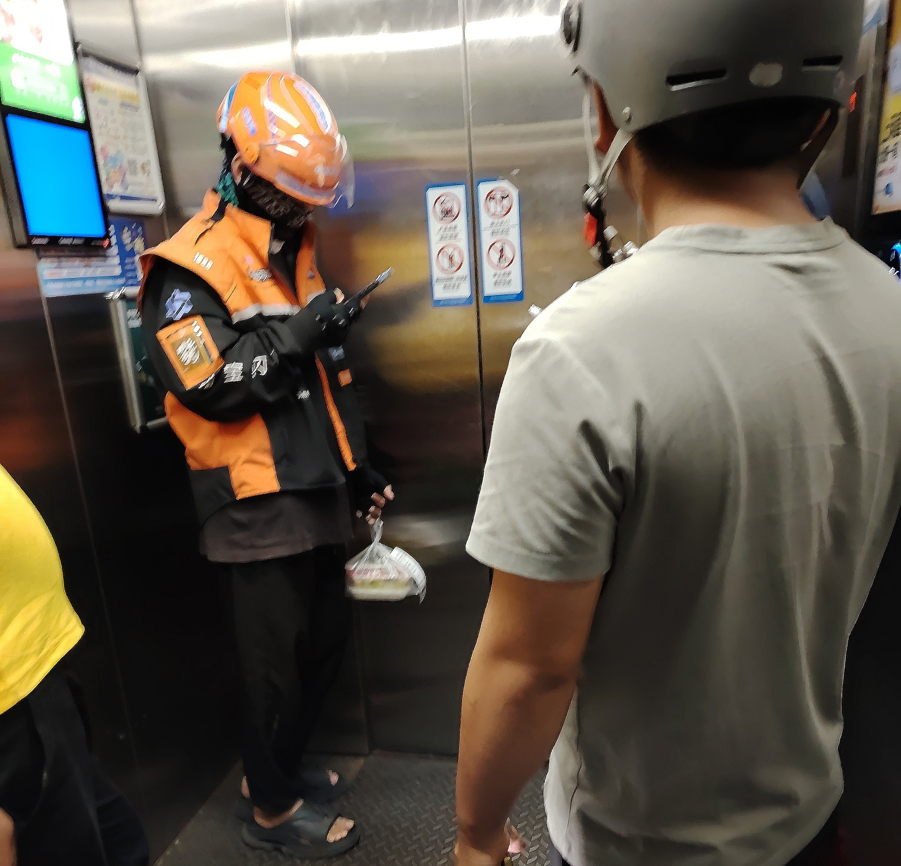 商家出餐慢，虚假出餐，对骑手态度恶劣，平台不会问责；顾客对骑手态度差，刻意为难，