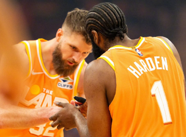 今年东部乱成一锅粥：活塞还是新兵蛋子；绿军少了塔图姆等于断了一条腿；尼克斯？刚被