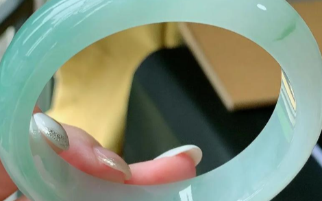 我去大理被坑10万买翡翠手镯，1年后请珠宝店老板娘吃饭，她看到手镯脸色煞白